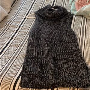 Sleeveless cable knit sweater